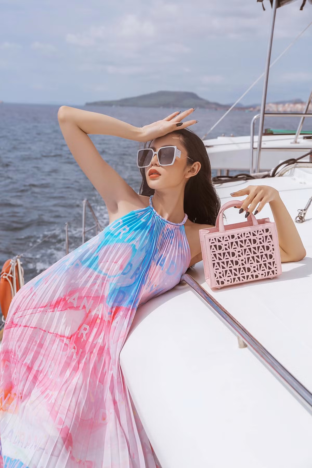 Đôi chân nuột nà cùng những biểu cảm khác biệt của Lương Mỹ Kỳ chính là điểm nhấn ấn tượng cho bộ ảnh.