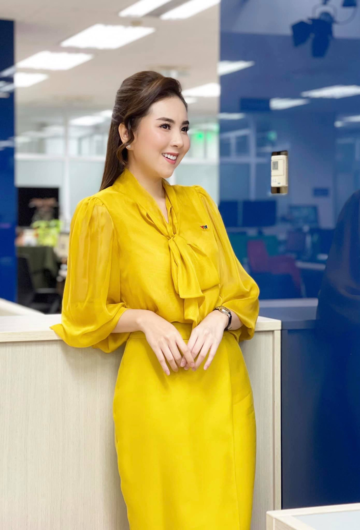 Trên sóng VTV thì chững chạc, nhưng đôi lúc nữ MC VTV cũng khiến khán giả mê mẩn khi "tham chiến" đường đua bikini chào hè.