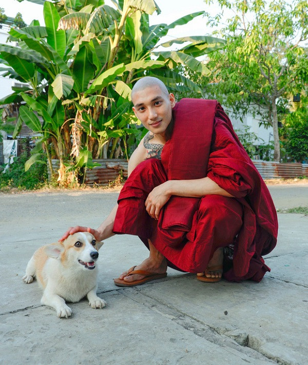 Những hình ảnh mỹ nam Myanmar mặc áo sư lên chùa đã nhanh chóng nhận về sự chú ý quan tâm cực lớn khi anh cạo sạch mái tóc lãng tử đã trở thành thương hiệu.