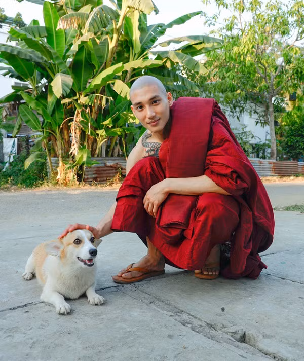 Những hình ảnh mỹ nam Myanmar mặc áo sư lên chùa đã nhanh chóng nhận về sự chú ý quan tâm cực lớn khi anh cạo sạch mái tóc lãng tử đã trở thành thương hiệu.