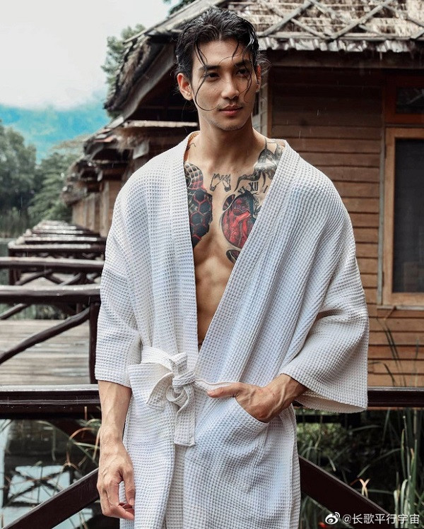 Sở hữu hiều cao 1,88m cùng thân hình 6 múi, Paing Takhon đang có lượng fan hâm mộ cực lớn. Năm 2017, ngôi sao 25 tuổi này lấn sân điện ảnh với 2 phim Midnight Traveller và Bad Boy 2