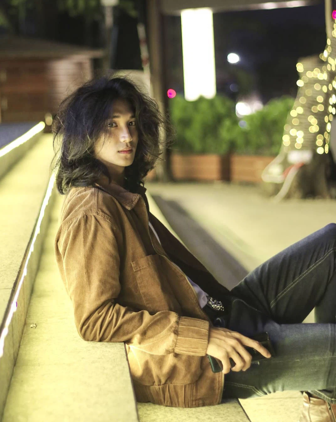 Được biết Paing Takhon là con trai của một tài phiệt tại Myanmar. Gia đình anh sở hữu ngân hàng United Amara UAB - thuộc Top 4 ngân hàng lớn nhất hiện nay tại Myanmar.