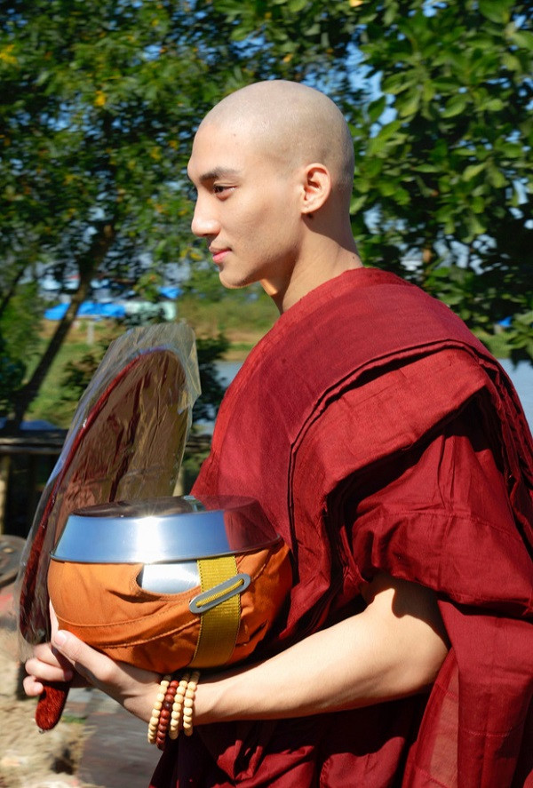 Vừa qua, Paing Takhon thu hút sự chú ý của công chúng khi đăng tải hình ảnh mặc áo nhà sư lên tài khoản Instagram và Facebook cá nhân. Được biết, mỹ nam này mới tham gia khóa tu 10 ngày ở chùa nên anh quyết định cạo đi mái tóc dài và khoác áo cà sa.