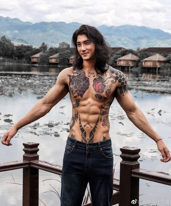 Paing Takhon từng làm dậy sóng mạng xã hội Đông Nam Á nhờ sở hữu gương mặt đẹp như tạc tượng, mái tóc bồng bềnh gây thương nhớ.