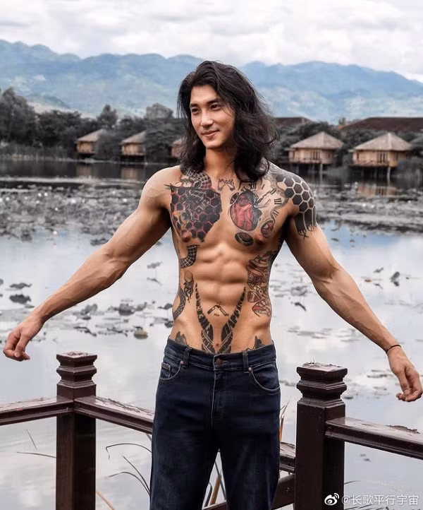 Paing Takhon từng làm dậy sóng mạng xã hội Đông Nam Á nhờ sở hữu gương mặt đẹp như tạc tượng, mái tóc bồng bềnh gây thương nhớ.