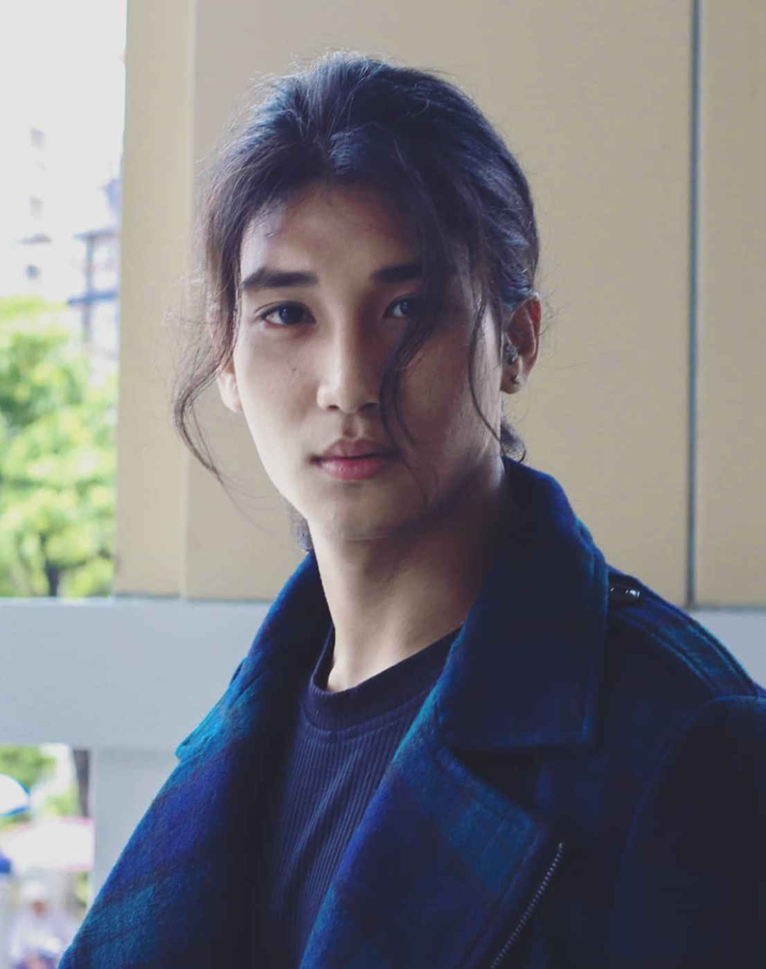 Những hình ảnh thời còn tóc dài của Paing Takon đã khiến hội chị em mê mệt, dù đã cạo đi mái tóc lãng tử nhưng vẻ điển trai của mỹ nam này vẫn không hề giảm đi chút nào.