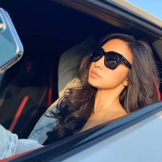 Hot girl sinh năm 1991 được biết đến như một trong những tiểu thư con nhà giàu Việt Nam. Người đẹp thu hút sự chú ý bởi vừa xinh đẹp lại giỏi giang và giàu có.