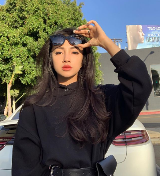 "Nhan sắc không thua kém gì minh tinh Hàn Quốc", "người đâu mà hoàn hảo quá vậy", "đẹp như nữ thần"... là những mỹ từ mà người ta thường nhận xét về Jessie.