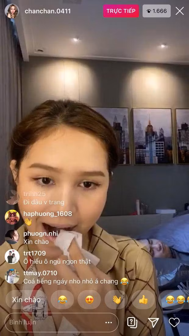 Dù sống cùng người chồng giàu có, thế nhưng Xoài Non vẫn chăm chỉ làm việc, làm diễn viên đóng MV cho một số người nổi tiếng.