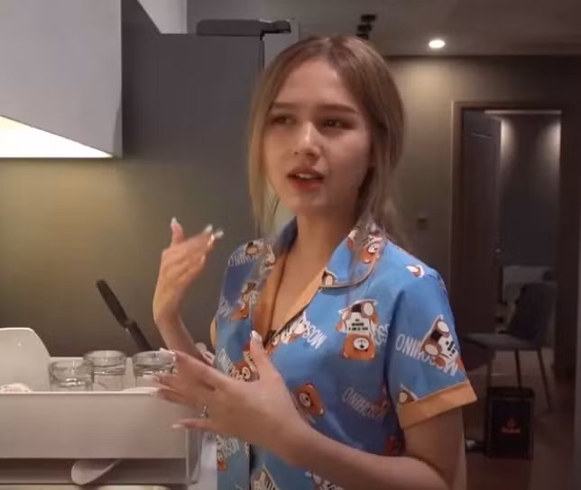 Trước đó, Xoài Non vướng vào nghi vấn phẫu thuật thẩm mỹ bởi đường nét khuôn mặt của cô gần như quá hoàn hảo. Tuy nhiên chính Xoài Non đã lên tiếng phủ nhận điều đó.