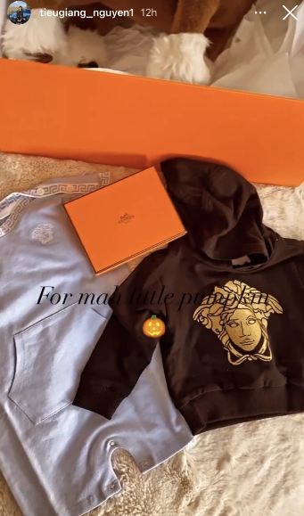 Ngoài ra chiếc áo tầm 5,5 đến 7,5 triệu nữ rich kid cũng không tiếc tiền để mua cho con trai của mình.