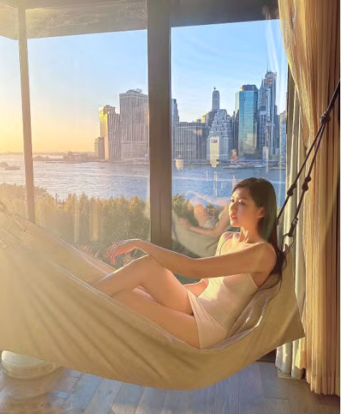 Bản thân Tiểu Giang cũng sở hữu hầu hết các thương hiệu túi nổi tiếng thế giới mà cô gái nào cũng ao ước như Dior, Hermes, Gucci, Chanel, Fendi, Louis Vuitton...