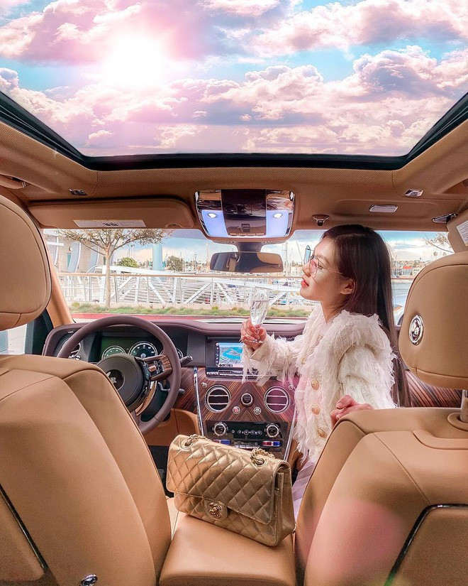 Sinh ra trong một gia đình buôn siêu xe nên không khó hiểu vì sao mỗi ngày rich kid Tiểu Giang lại xuất hiện bên một chiếc xe mới, sản xuất với số lượng hiếm.