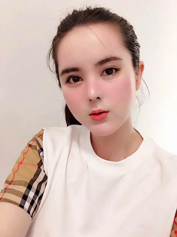 Vân Tokyo đã "biến hình" thành búp bê sống xinh đẹp có làn da trắng mịn, mắt to tròn, môi trái tim và 3 vòng nóng bỏng. Từ đây ông việc kinh doanh làm đẹp của cô phất lên nhanh chóng, trở thành một trong những "hot girl dao kéo" đình đám trên MXH.