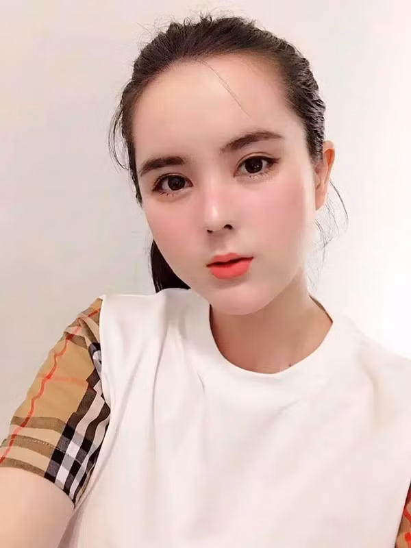 Vân Tokyo đã "biến hình" thành búp bê sống xinh đẹp có làn da trắng mịn, mắt to tròn, môi trái tim và 3 vòng nóng bỏng. Từ đây ông việc kinh doanh làm đẹp của cô phất lên nhanh chóng, trở thành một trong những "hot girl dao kéo" đình đám trên MXH.