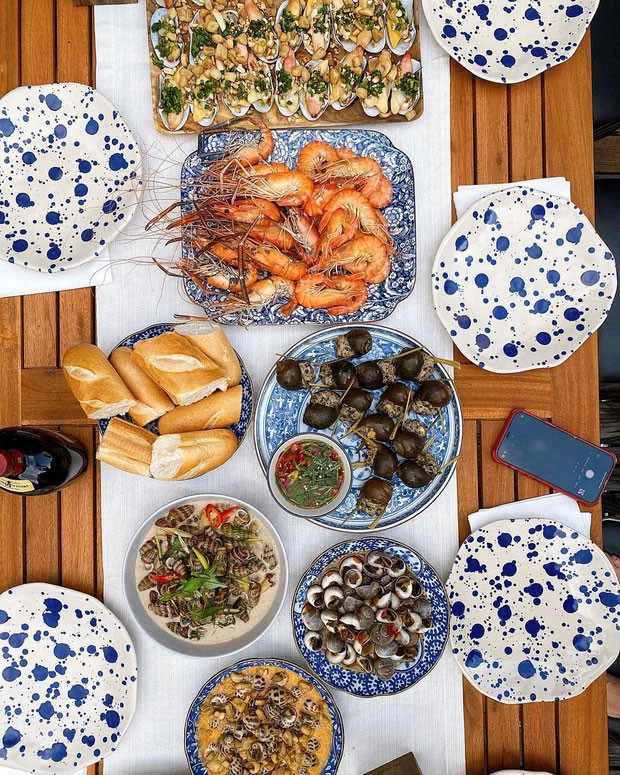 Dịp này, nàng dâu Hà Tăng cũng đã tranh thủ trổ tài khiến dân mạng xuýt xoa trước những món ốc được chế biến đẹp mắt và ngon miệng.