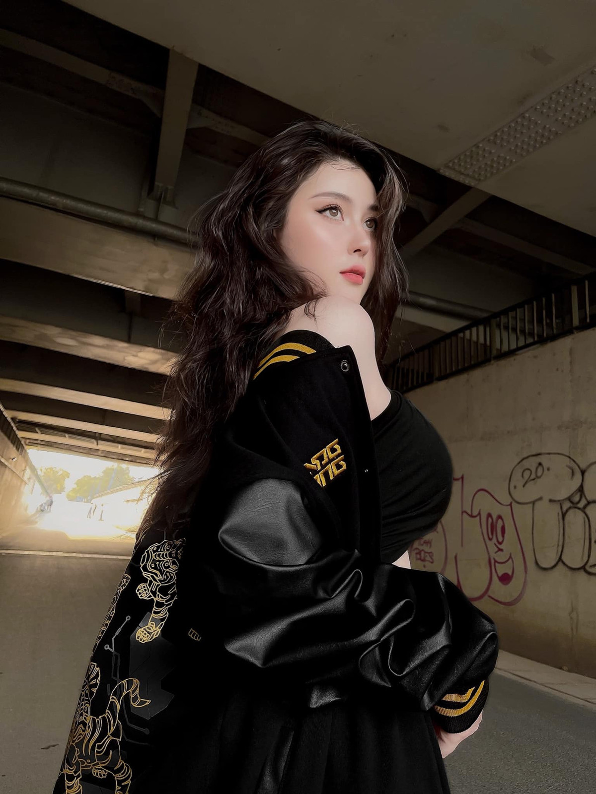 Sunna sở hữu số đo ba vòng cực chuẩn 90 - 66 - 95. Trang cá nhân của cô nàng có đến hơn 100.000 lượt theo dõi.