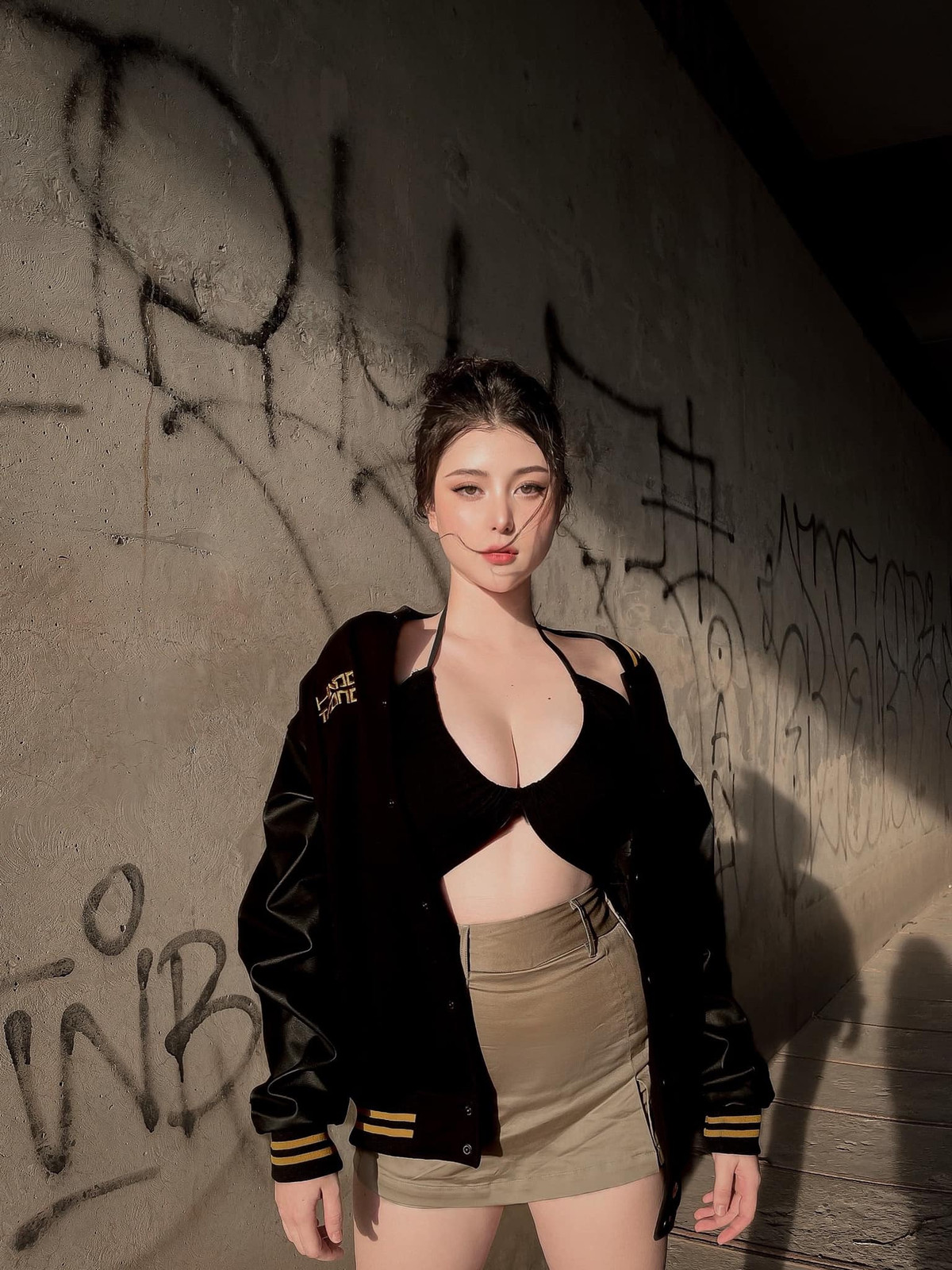 Khác với những gái xinh thế hệ mới hiện nay, Sunna lại gây ấn tượng với thân hình tròn trịa, phong cách "chín ép" nhưng không hề phản cảm.