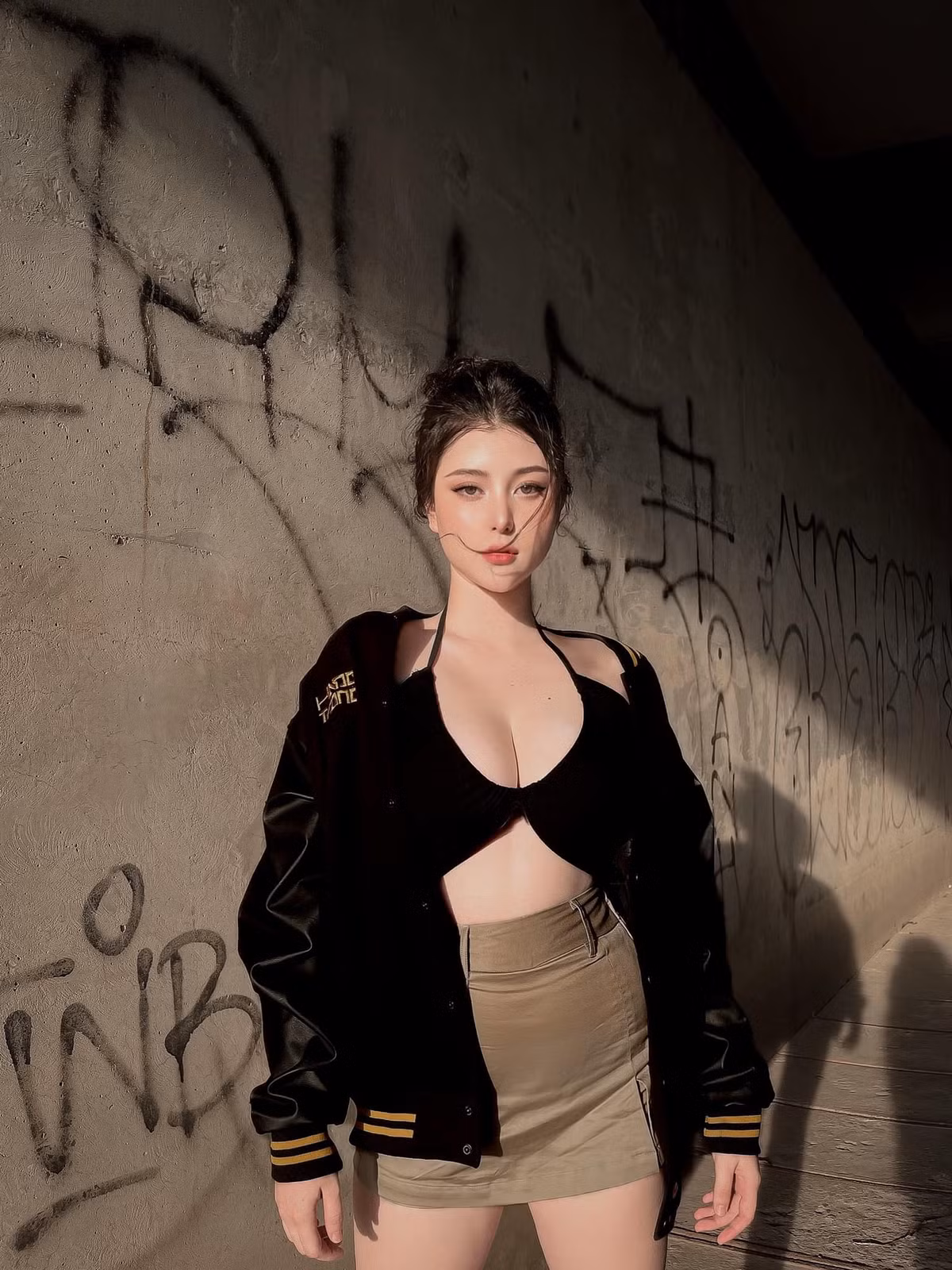 Khác với những gái xinh thế hệ mới hiện nay, Sunna lại gây ấn tượng với thân hình tròn trịa, phong cách "chín ép" nhưng không hề phản cảm.