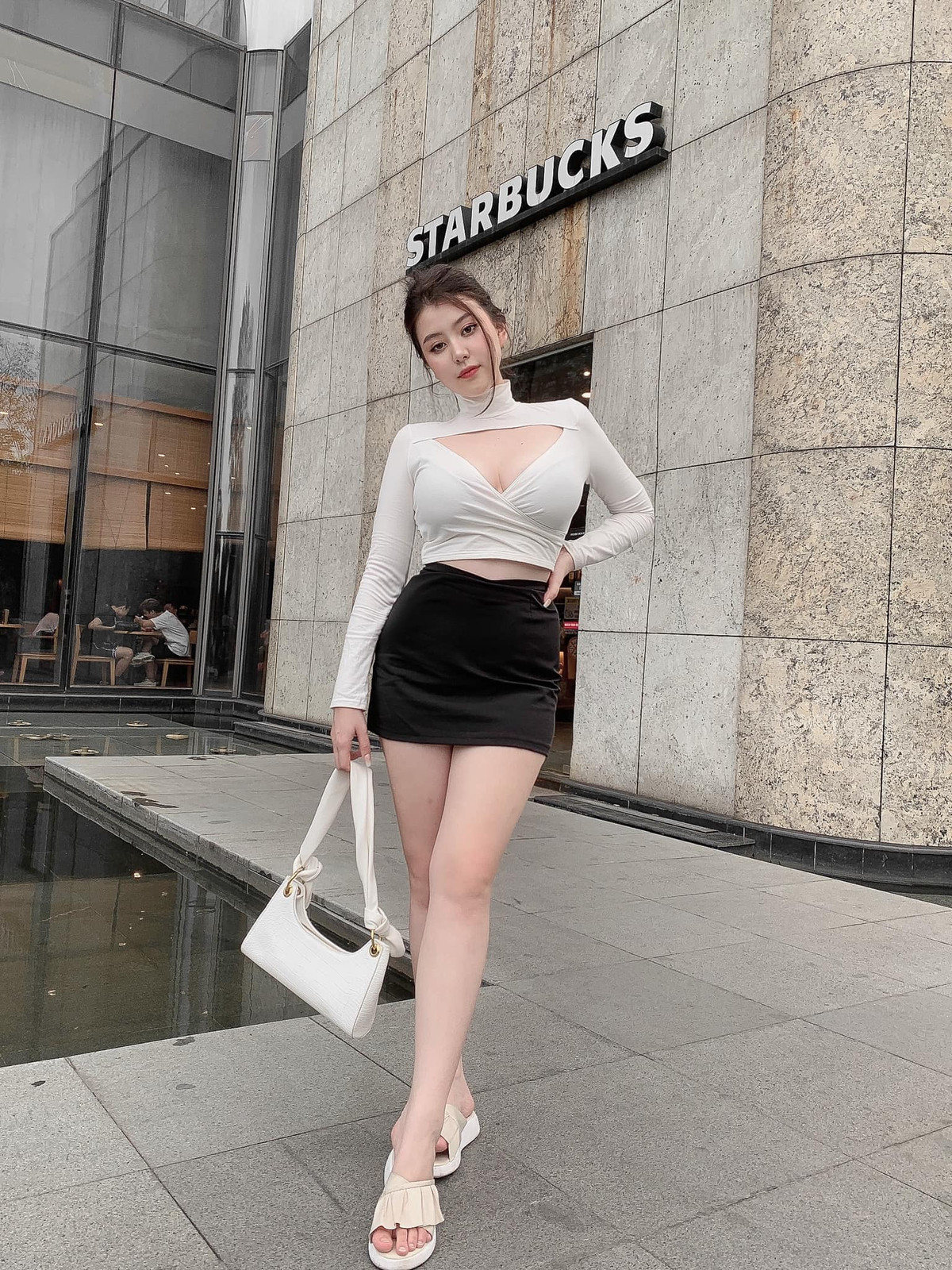 Hiện nay, Sunna đang kinh doanh mỹ phẩm online. Ngoài ra cô còn mong muốn trở thành một người mẫu có thân hình nảy nở khác biệt. Ảnh: FBNV