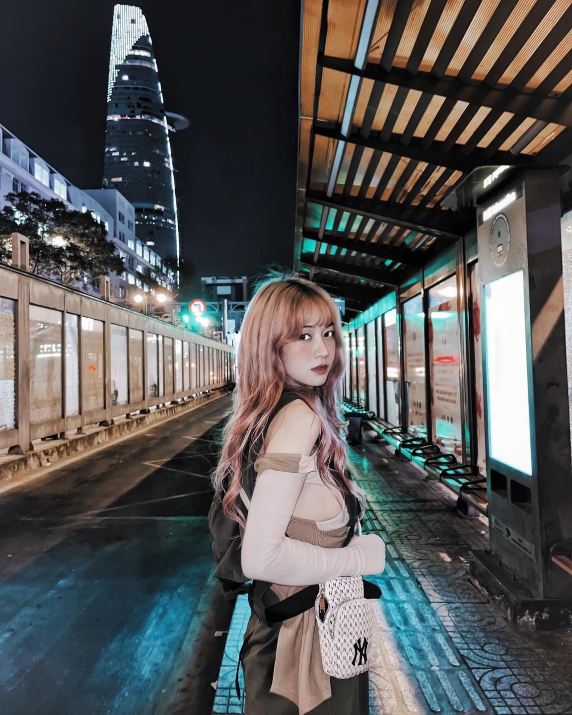 Sau khi đăng tải bức ảnh trên, mọi sự chú ý đều đổ dồn về "bàn tay hư" của Lê Bống, không ít bình luận chỉ trích hướng về phía hot TikToker 9X này.