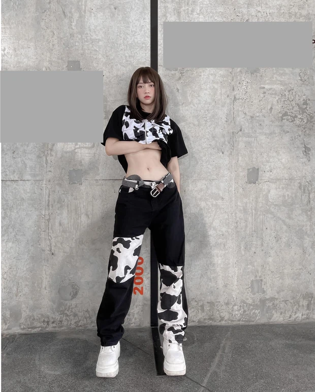 Điển hình như mới đây nhất, Lê Bống khiến mạng xã hội phải "nóng mắt" khi đăng một tấm hình vạch áo để khoe vòng eo bé xíu. Câu chuyện sẽ chẳng có gì nếu như cô chỉ vạch áo khoe eo nhưng đằng này lại để lộ "bàn tay hư" khi đặt tay lên vòng một giấu trong áo.