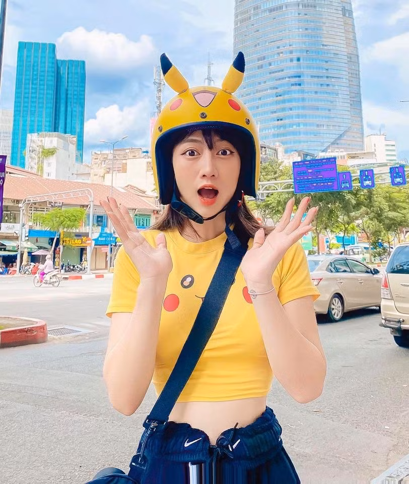 Theo dõi Lê Bống trên mạng xã hội thì ai cũng biết cô nàng đang theo đuổi hình ảnh một hot girl trưởng thành, gợi cảm. Tuy nhiên không ít lần sự gợi cảm đó lại trở thành phản cảm trong mắt cộng đồng mạng.