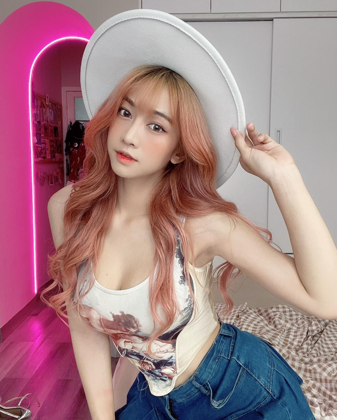 Sở hữu một vóc dáng nóng bỏng và gương mặt xinh xắn, hot girl TikTok này thường xuyên đăng tải những hình ảnh hay video khoe sắc vóc của mình lên trang cá nhân.