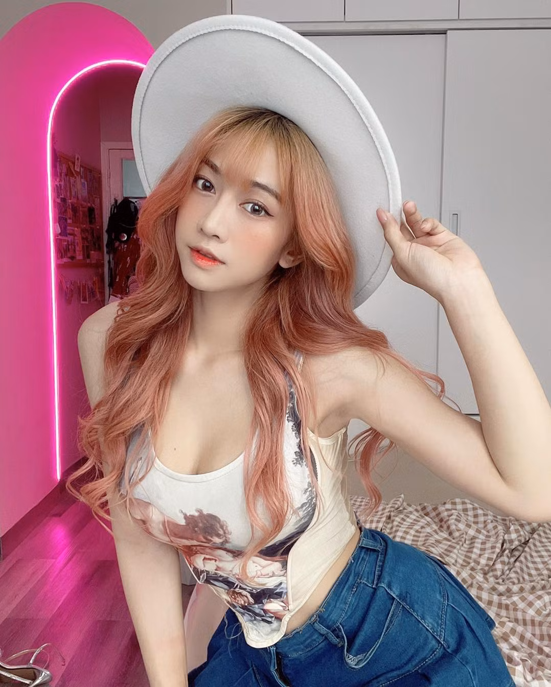 Sở hữu một vóc dáng nóng bỏng và gương mặt xinh xắn, hot girl TikTok này thường xuyên đăng tải những hình ảnh hay video khoe sắc vóc của mình lên trang cá nhân.
