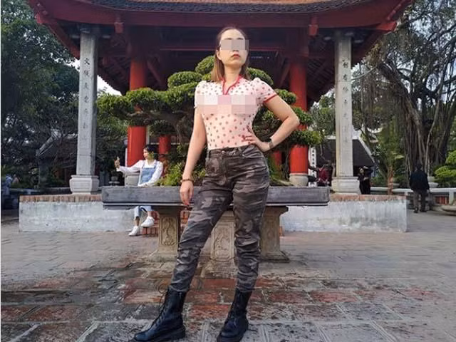 Người phụ nữ trước đó từng "thả rông" vòng 1, check - in đền Ngọc Sơn gây ra nhiều tranh cãi.