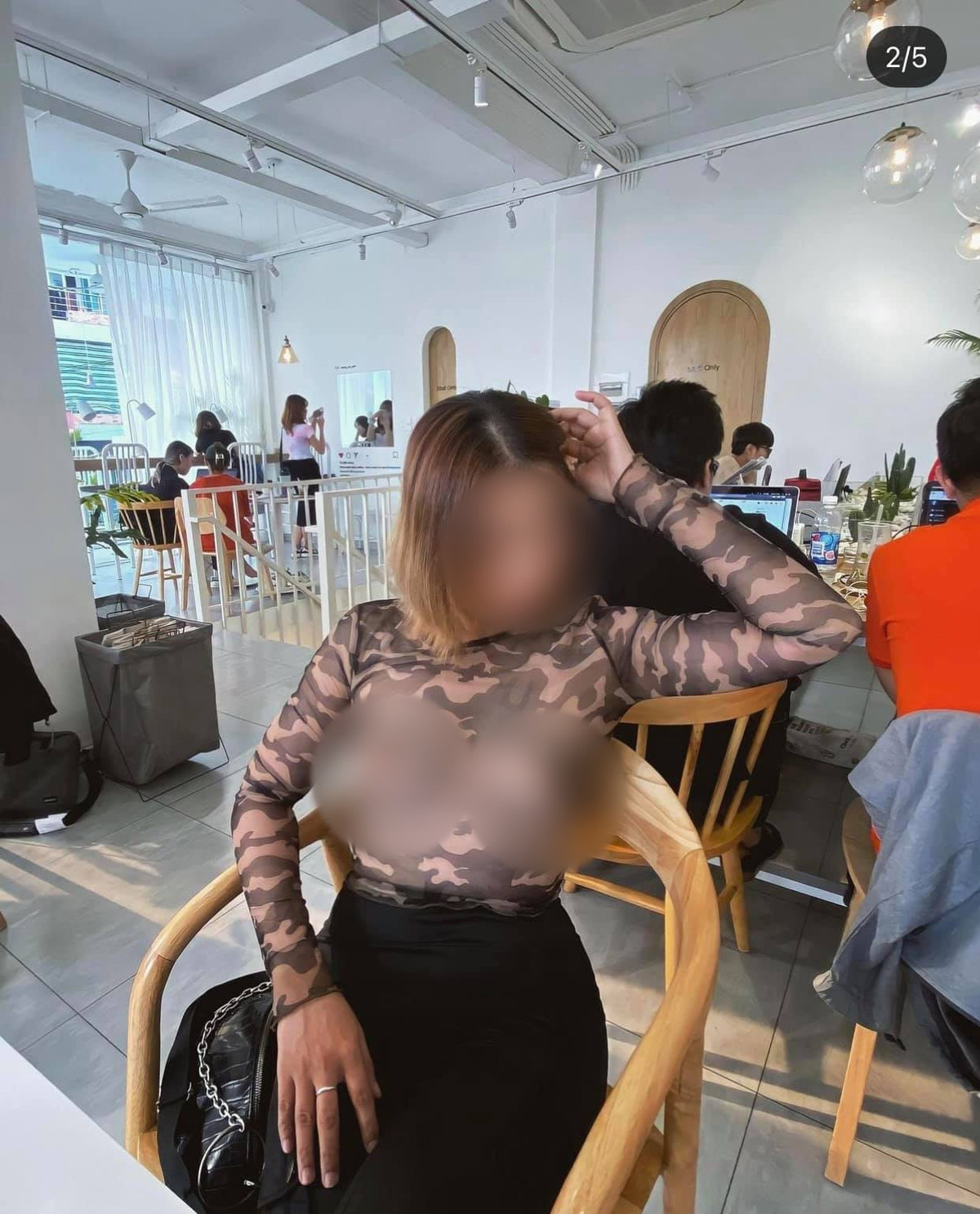 Thời trang phản cảm chốn công cộng của chị L.B.C ngày một táo bạo hơn dù nhận về nhiều chỉ trích.