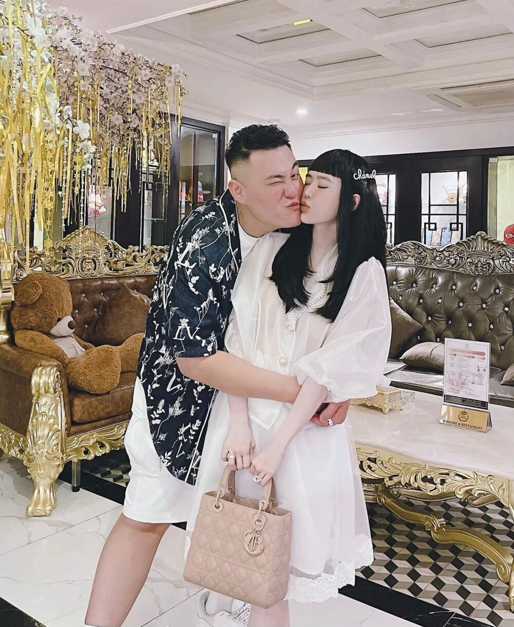 Ngoài cuộc sống hào môn "vạn người mê", Vân Tiny còn được ngưỡng mộ bởi chuyện tình yêu lãng mạn và hôn nhân hạnh phúc bên người chồng thiếu gia.