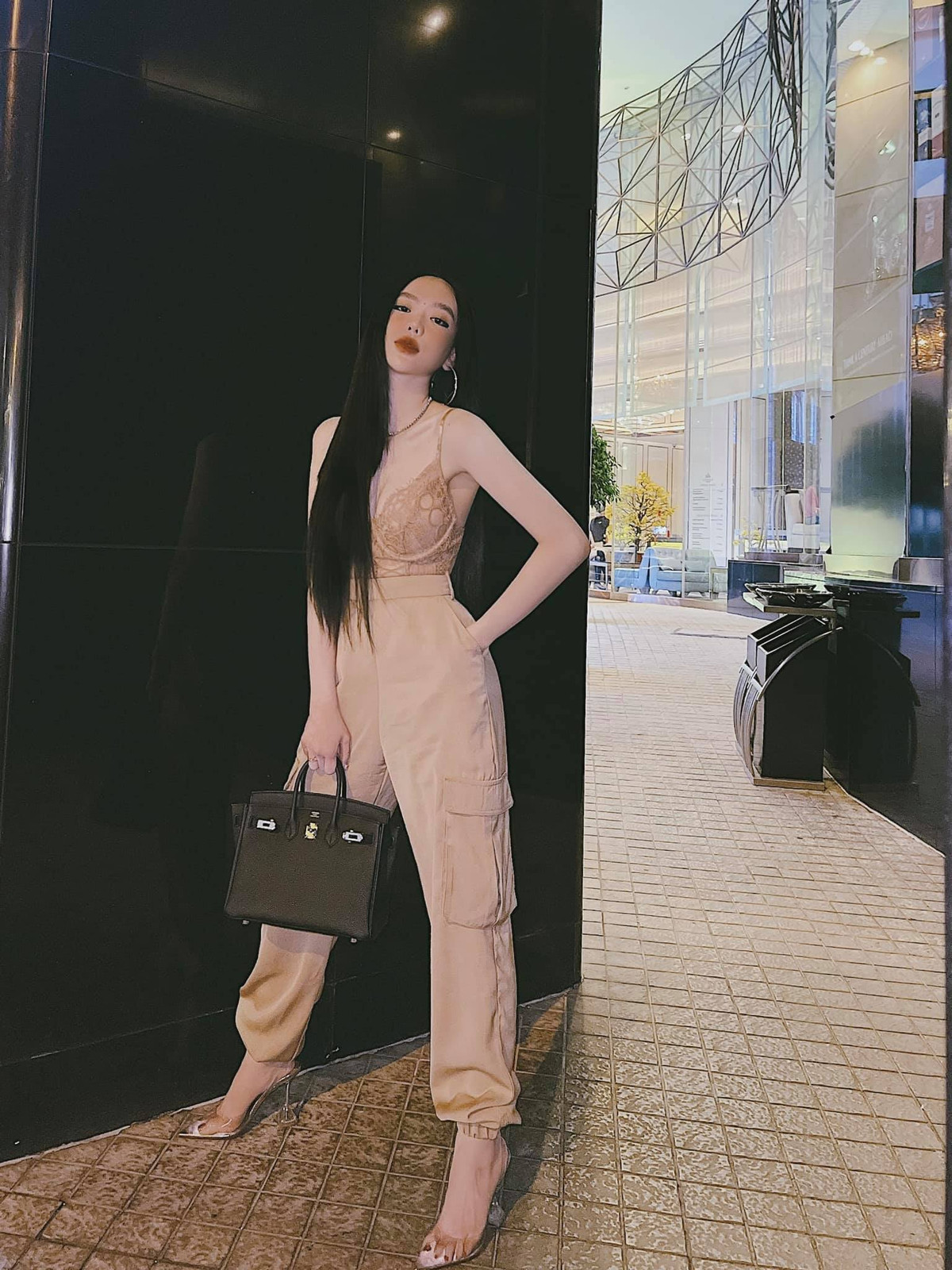 Được biết, cựu hot girl này hiện đang điều hành một cửa hàng mỹ phẩm và cả thời trang uy tín tại Thành phố Hồ Chí Minh. Ảnh: FBNV, Tổng hợp