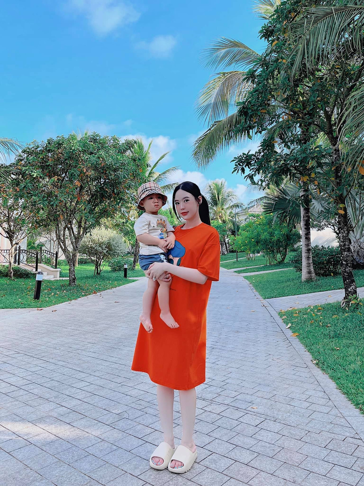 Bước chân vào gia đình hào môn giàu có của thiếu gia Fabo Nguyễn nên con dâu "ông trùm" điện tử Sài thành đã được định sẵn cuộc sống sau này luôn tràn ngập sự xa hoa, sang chảnh đáng nể.