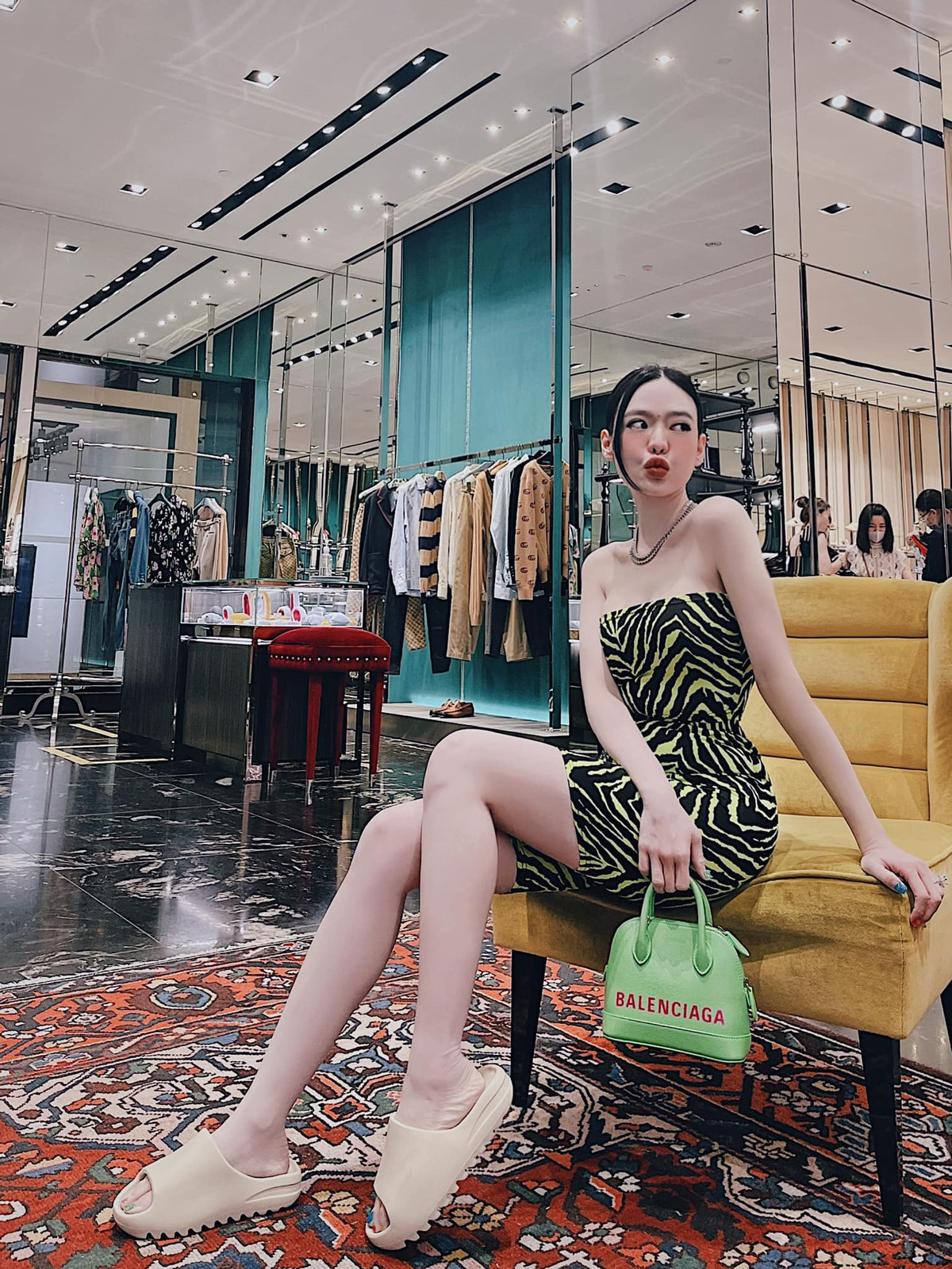 Kể từ khi lập gia đình Vân Tiny dường như ít xuất hiện trước công chúng hơn mà cô tập trung vào việc làm vợ, kinh doanh.