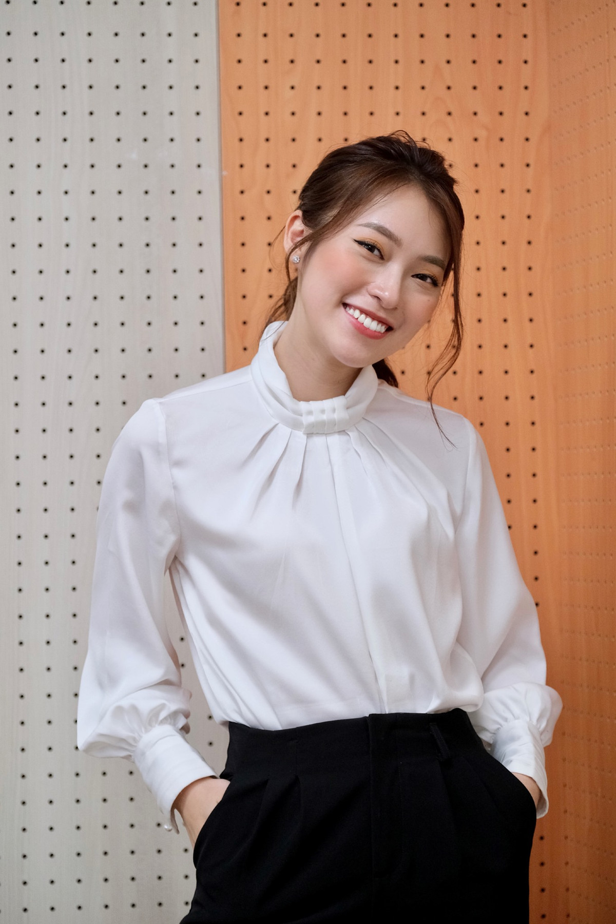 9X thường xuất hiện với vai trò MC song ngữ cho các sự kiện, là gương mặt đại diện cho nhiều nhãn hàng, thỉnh thoảng là mẫu ảnh thời trang.