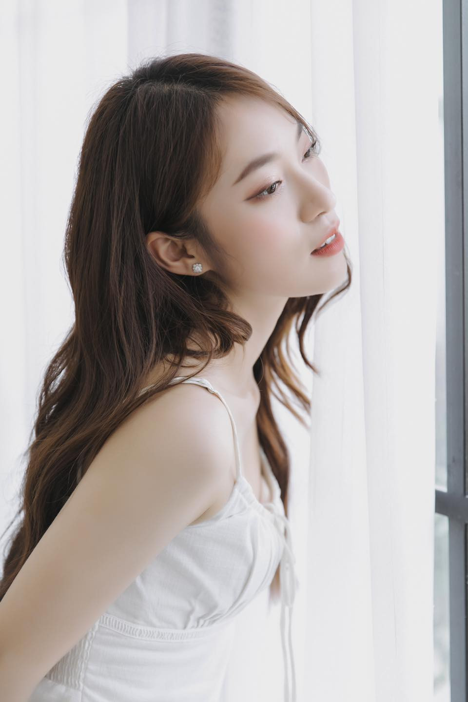 Hiện hot girl Khánh Vy không chỉ là MC của VTV mà còn là một Youtuber, KOL nổi tiếng với giới trẻ. Không chỉ xinh đẹp, cô còn được nhiều người ngưỡng mộ bởi khả năng kiếm tiền cực đỉnh.