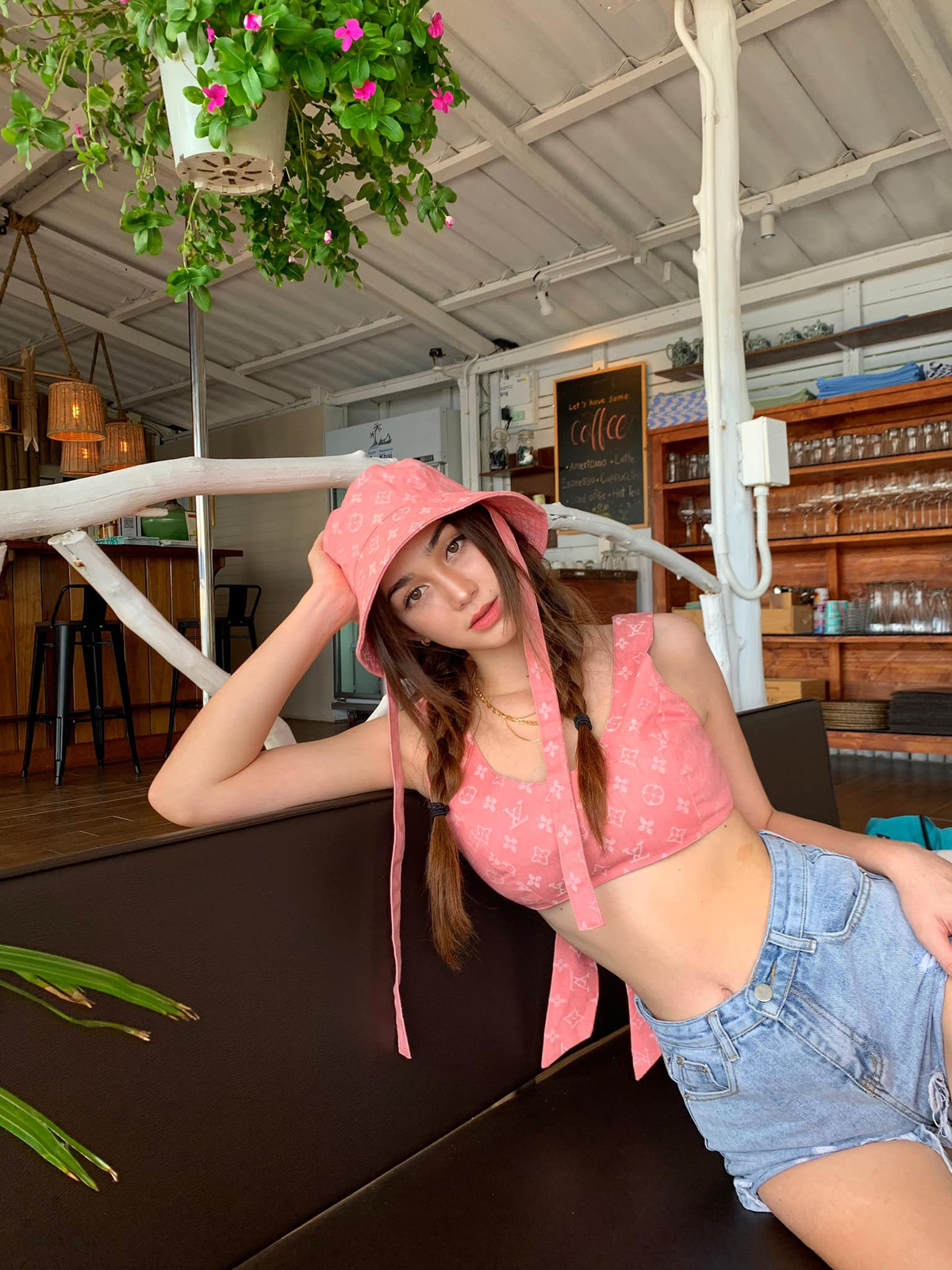 Sau khi sinh con, Sophie Jacquier vẫn giữ được thân hình nuột nà giúp cô mặc đẹp mọi loại trang phục.