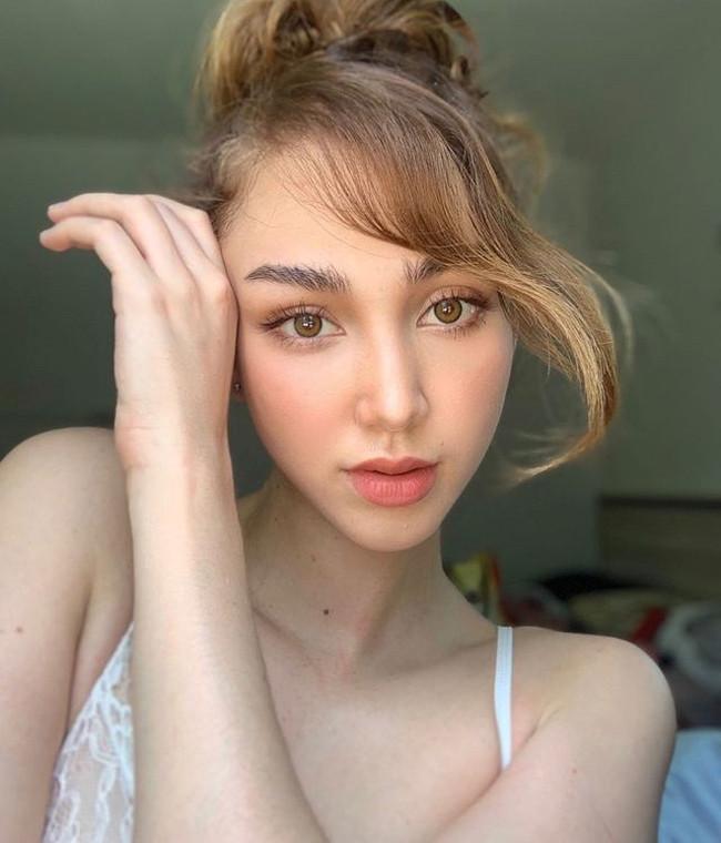 Nhan sắc của bà mẹ 2 con khiến nhiều người ngỡ ngàng.