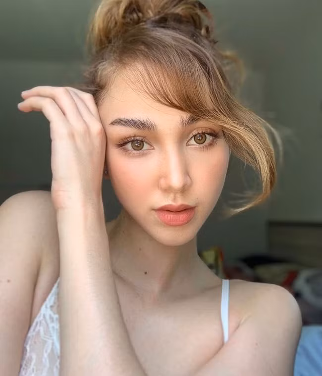 Nhan sắc của bà mẹ 2 con khiến nhiều người ngỡ ngàng.