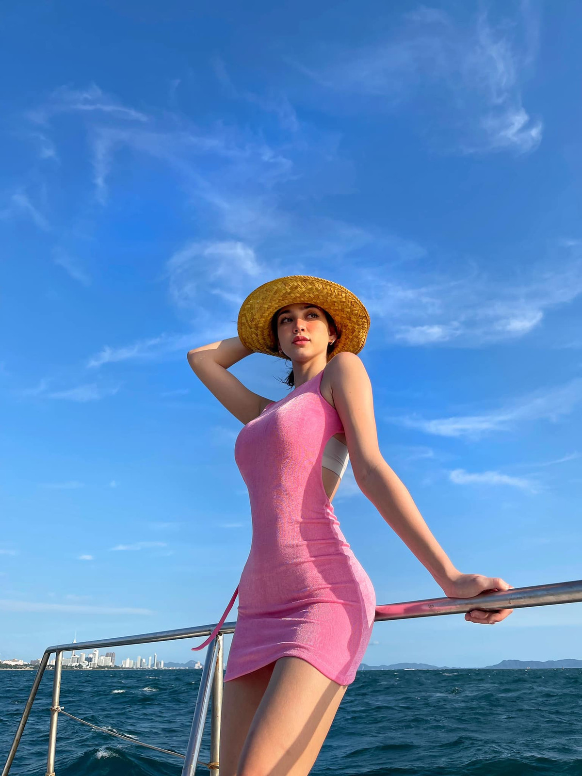 Điều làm không ít người ngỡ ngàng khác là Sophie Jacquier kết hôn sớm và đã làm mẹ hai con. Dù trải qua hai lần sinh nở nhưng người đẹp luôn gây ấn tượng bởi nhan sắc không hề phai nhạt.