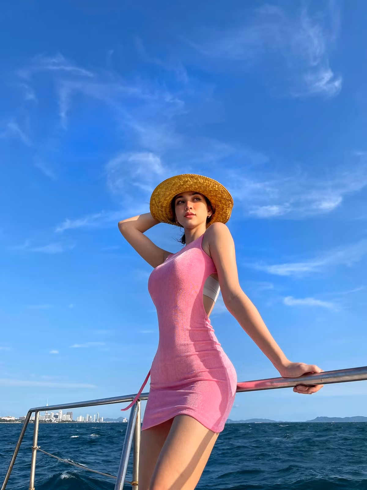 Điều làm không ít người ngỡ ngàng khác là Sophie Jacquier kết hôn sớm và đã làm mẹ hai con. Dù trải qua hai lần sinh nở nhưng người đẹp luôn gây ấn tượng bởi nhan sắc không hề phai nhạt.