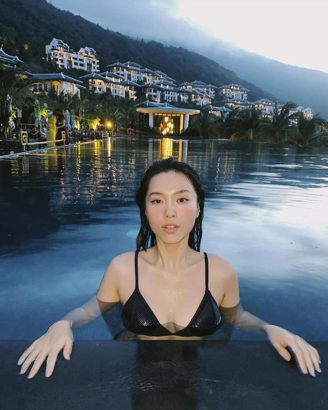 Nếu chàng "cơ trưởng trẻ nhất Việt Nam" lộ rõ body săn chắc thì nàng lại vô cùng có sức hút với 3 vòng đâu ra đấy.