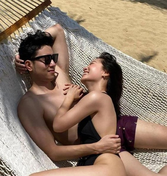 Mới đây, blogger Hà Trúc đã đăng story khoe ảnh cực tình cảm với Quang Đạt trong chuyến đi Đà Nẵng cùng bạn bè. Trong ảnh, cặp đôi mặc đồ bơi, cùng phơi nắng và không quên khoe dáng body cực "xịn".