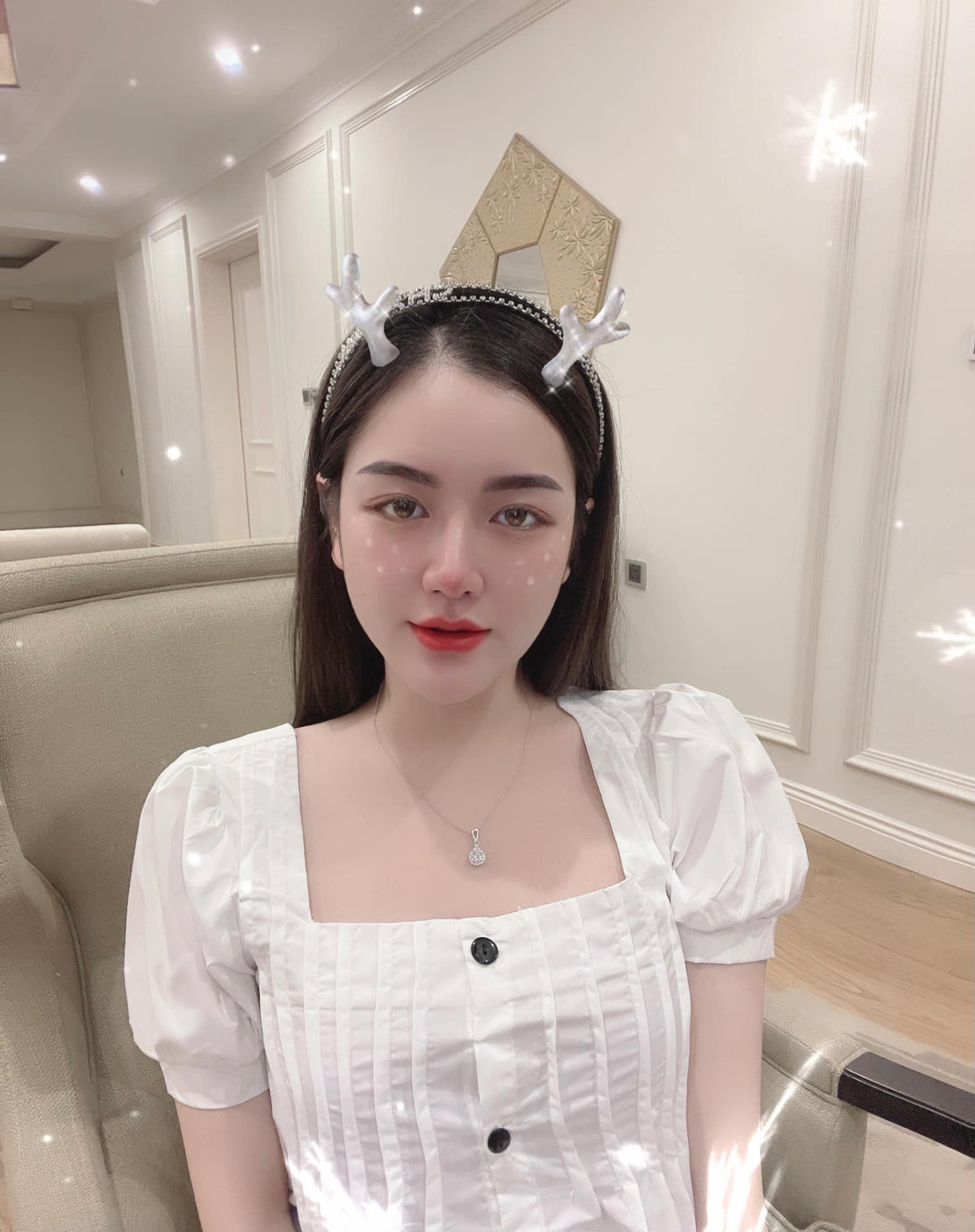 Ở trên trang cá nhân, cô dâu đeo vàng thường chia sẻ nhiều hình ảnh xinh đẹp và hết sức sang chảnh.