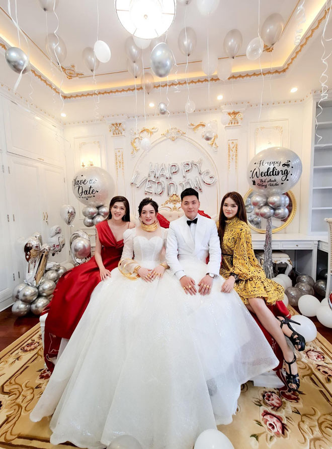 Thời điểm Hiếu kết hôn là lúc cô chưa tốt nghiệp Đại học, dù vậy khi gặp đúng người đúng thời điểm thì điều đó chẳng còn là gì quan trọng nữa.