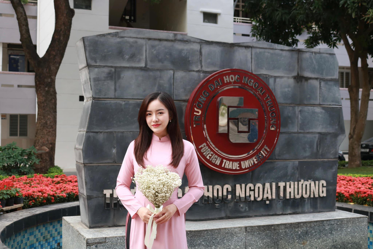 Ngồi trên ghế nhà trường, gái xinh Ngoại Thương rất năng nổ trong các hoạt động ngoại khoá, giữ chức vụ bí thư chi đoàn của lớp, từng đạt giải Ba cuộc thi FBA’s Got Talent của khoa Quản trị Kinh doanh…