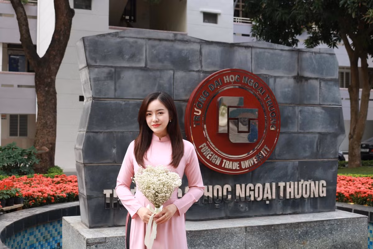 Ngồi trên ghế nhà trường, gái xinh Ngoại Thương rất năng nổ trong các hoạt động ngoại khoá, giữ chức vụ bí thư chi đoàn của lớp, từng đạt giải Ba cuộc thi FBA’s Got Talent của khoa Quản trị Kinh doanh…