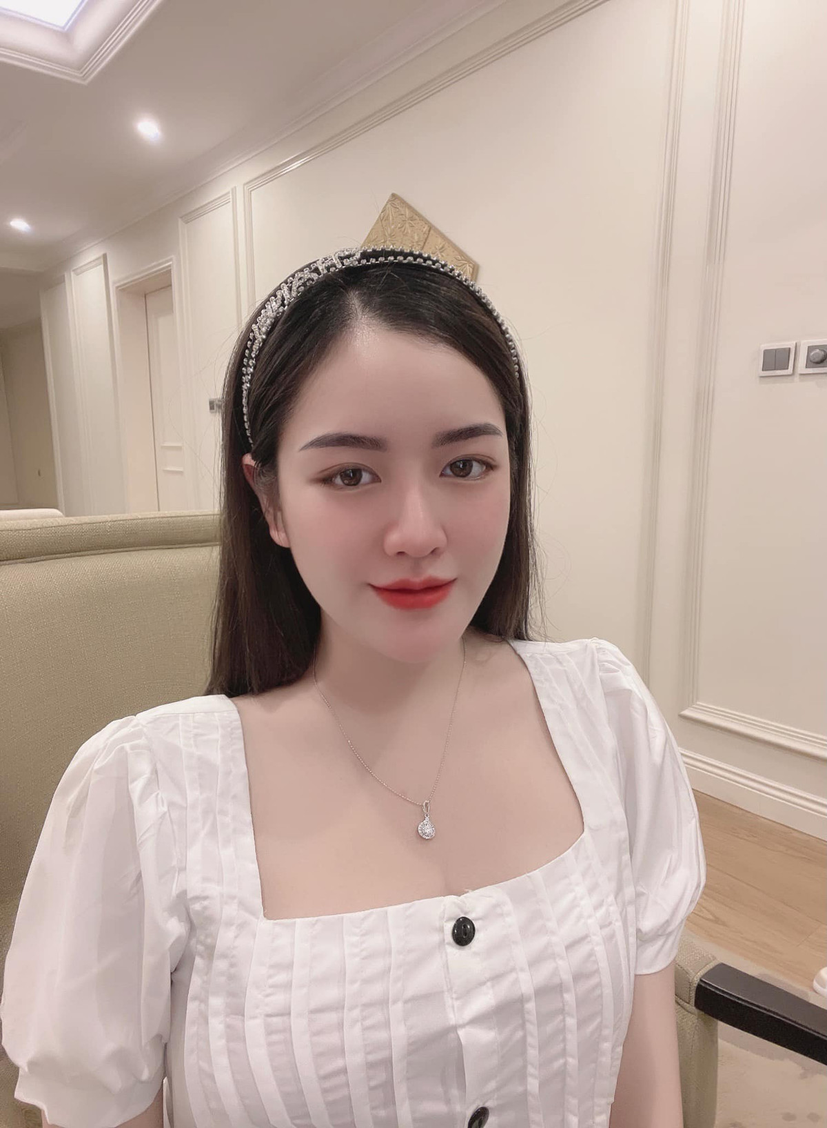 Nhan sắc xinh đẹp, sắc sảo cùng gu ăn mặc thời thượng của Hồng Hiếu trông cô nàng không khác gì một nàng hot girl đình đám hiện nay.