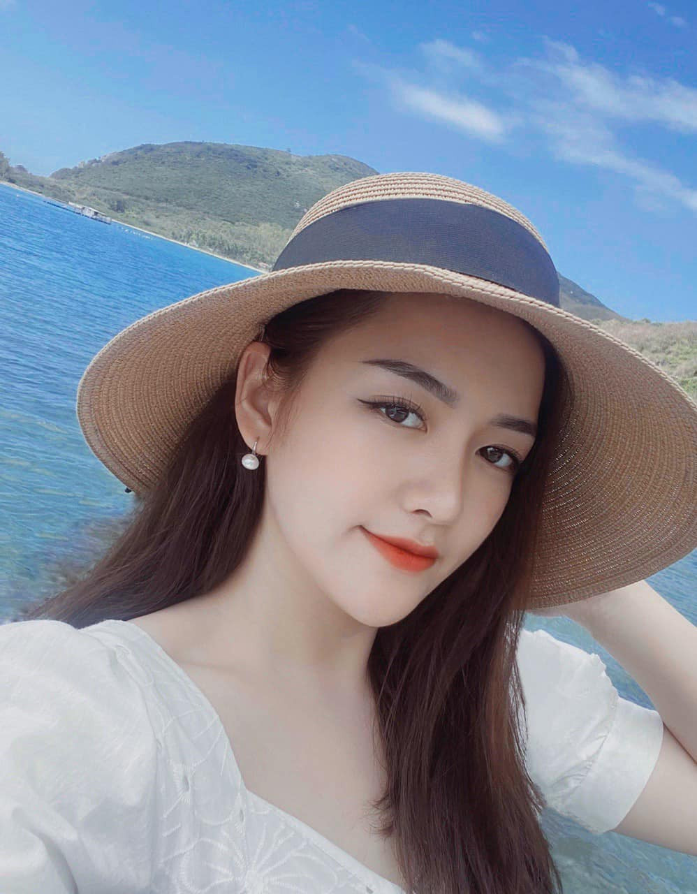 Hình ảnh đời thường xinh đẹp của cô dâu đeo đầy vàng ngày cưới cũng "đốn tim" dân mạng.